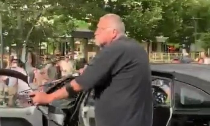 Sujeto quiso disparar con un arco a manifestantes en EU