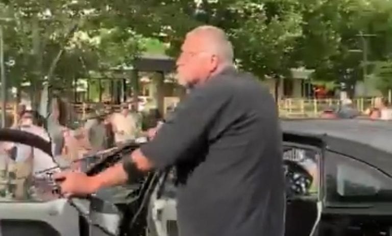 Sujeto quiso disparar con un arco a manifestantes en EU