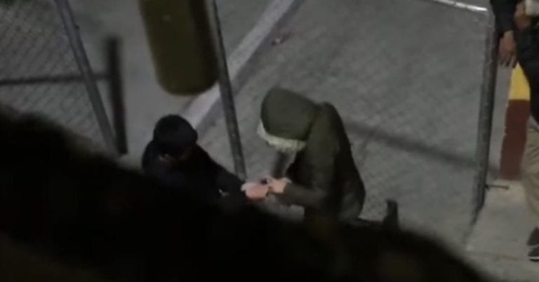 Video: Captan a vendedor de drogas repartiendo gel antibacterial a sus clientes