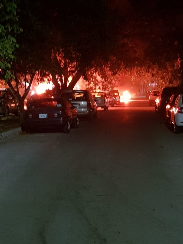 Videos: Incendian dos vehículos del Imoveqroo en Cancún