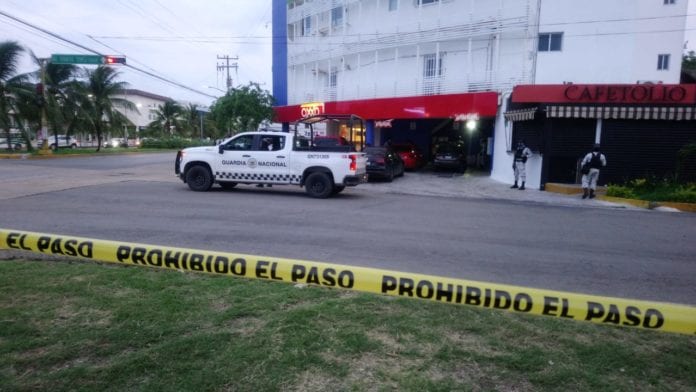 Agentes de la Fiscalía General de la República catearon unas oficinas en un edificio ubicado en la esquina de la avenida Contoy con Nichupté.