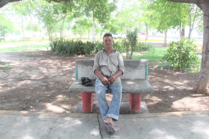 Miguel Pérez Castro lleva más de un mes durmiendo en la calle, víctima de un robo, ya sin posesiones salvo por la ropa que lleva puesta.