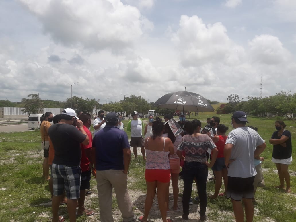 Un grupo de familias, al parecer todas provenientes del fraccionamiento irregular InHouse, invadió hoy un predio propiedad del Ayuntamiento