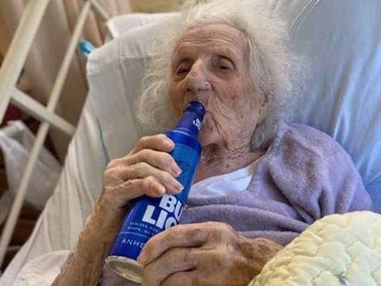 Abuelita de 103 años vence el Covid-19 y lo celebra con una cerveza ‘bien fría’