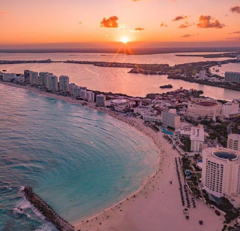 Anuncia Carlos Joaquín reapertura de hoteles