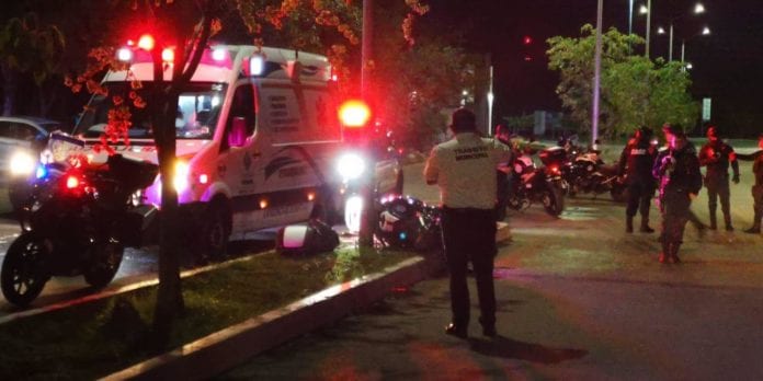 En el choque, el policía trabó su pie con la guarnición, fracturándose el tobillo izquierdo.