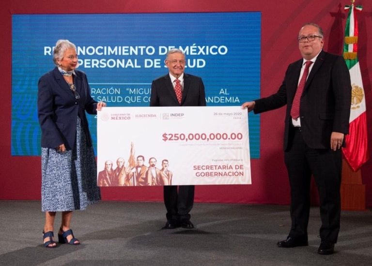 Dinero recuperado del crimen será para reconocer a personal médico: AMLO