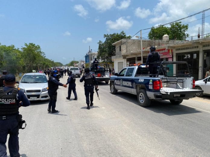 Habitantes del fraccionamiento invadido InHouse instalaron cerca de 400 puestos ambulantes junto a la avenida Lilis.