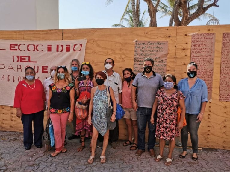 “Clausuran” activistas obras del parque Fundadores de Playa del Carmen