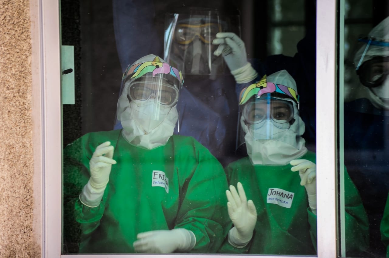 Galería: ¡Diademas de unicornio! Personal de salud que atiende Covid-19 muestra vocación