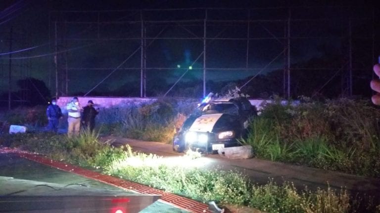 Policía Federal en estado de ebriedad se accidenta al volcar su patrulla en Cancún