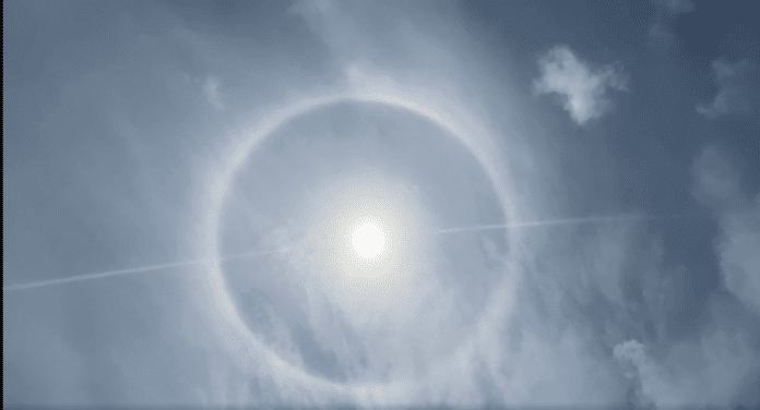 Halo de arcoiris alrededor del Sol en Playa del Carmen