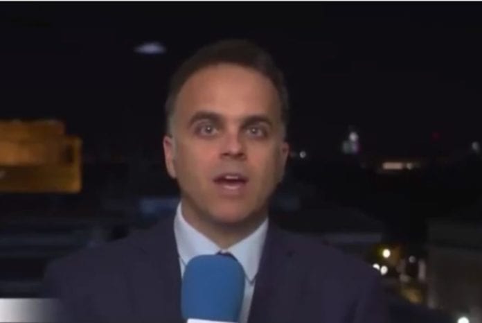 Captan objeto volador durante transmisión en vivo