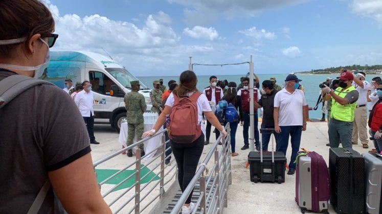 Repatriados llegan a Playa del Carmen.