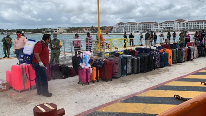 Repatriados llegan a Playa del Carmen.
