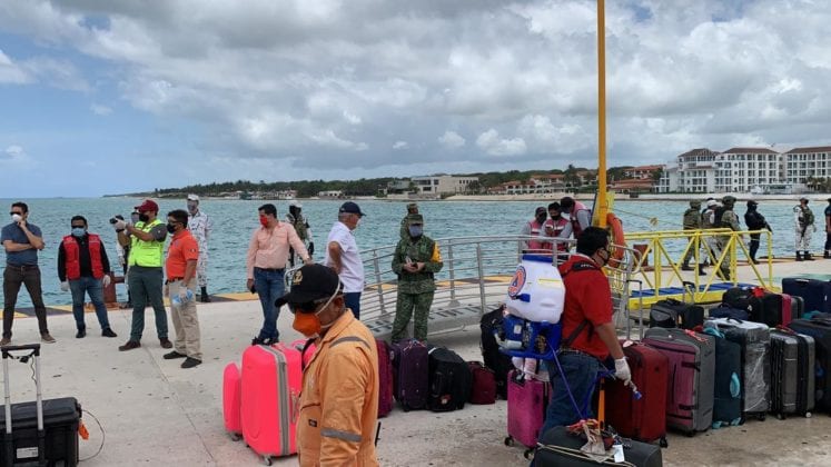 Repatriados llegan a Playa del Carmen.