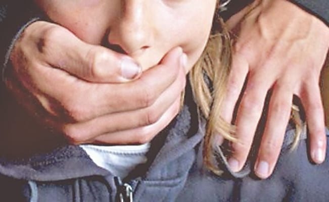 Mujer detenida por permitir abuso sexual contra sus hijos