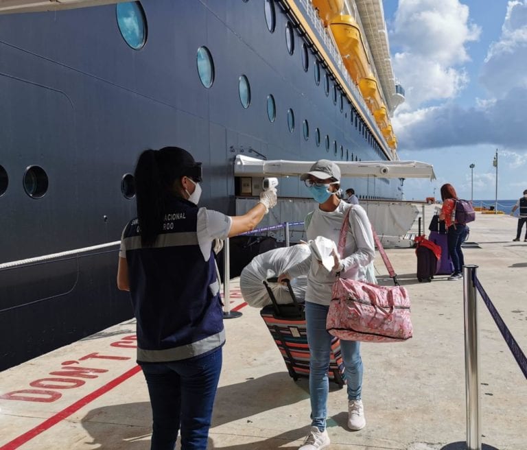 Solo con termómetro, reciben a 68 repatriados en Cozumel que llegaron en crucero