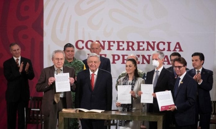 AMLO firma acuerdo con Teletón