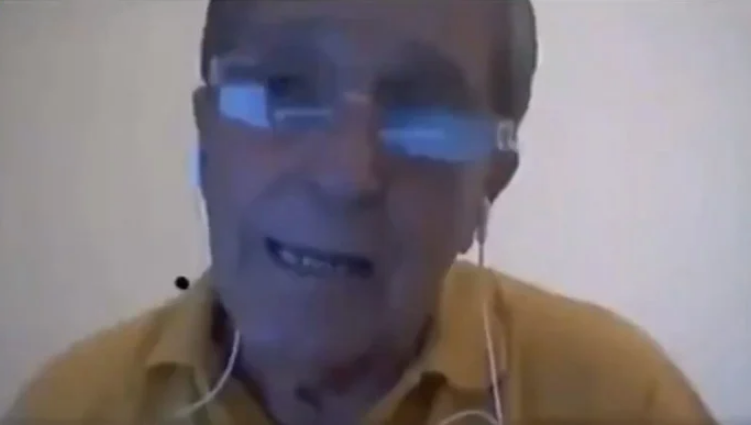 Video: Le juegan cruel broma a profesor en clase virtual