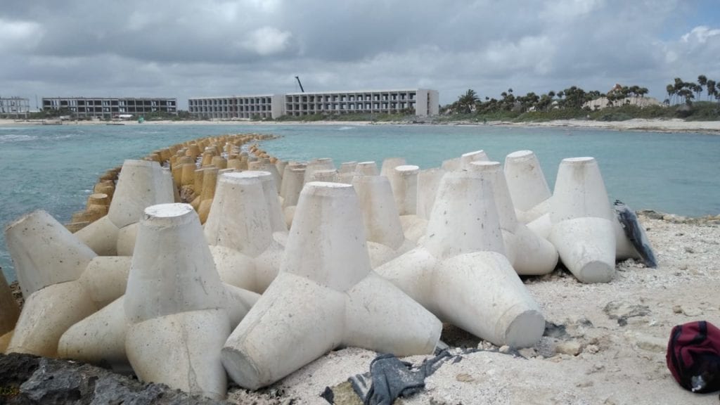 Destruyen un ecosistema marino para construir un hotel. 