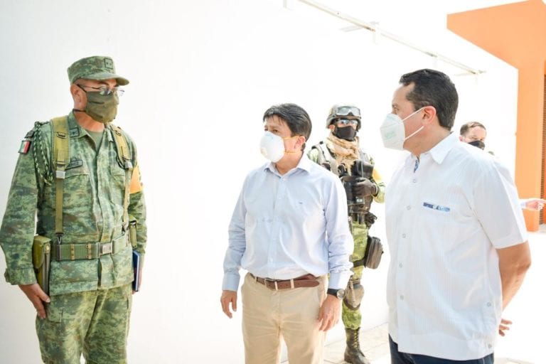 Edil Víctor Mas Tah y gobernador Carlos Joaquín