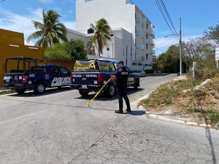 Lo atacan a balazos en la puerta de su casa, en Playa del Carmen