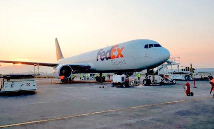 Llega el primer cargamento de Estados Unidos con material para pacientes de Covid-19