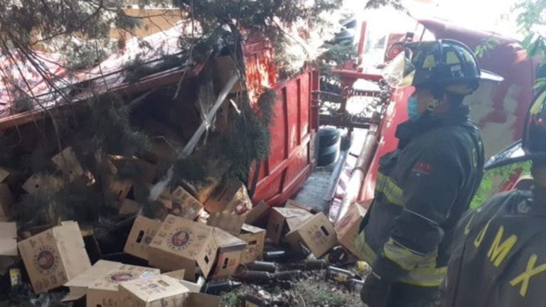 Vuelca tráiler en la México-Cuernavaca ¡Transportaba ‘chelas’!