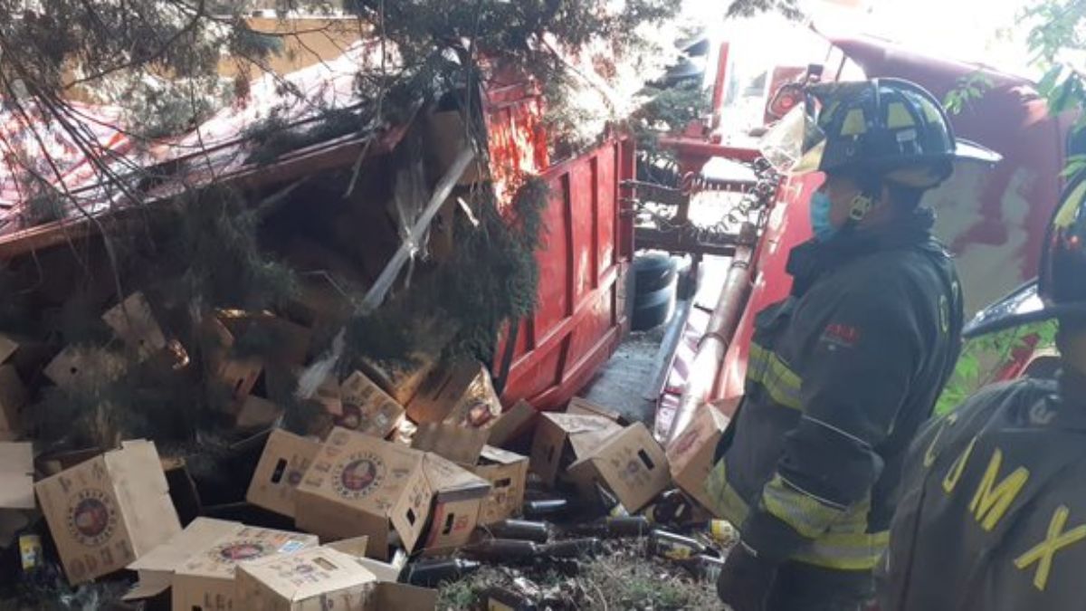 Vuelca tráiler en la México-Cuernavaca ¡Transportaba 'chelas'!