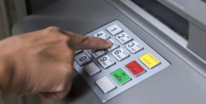 Santander explica por qué sus cajeros se "tragan" las tarjetas de débito y crédito