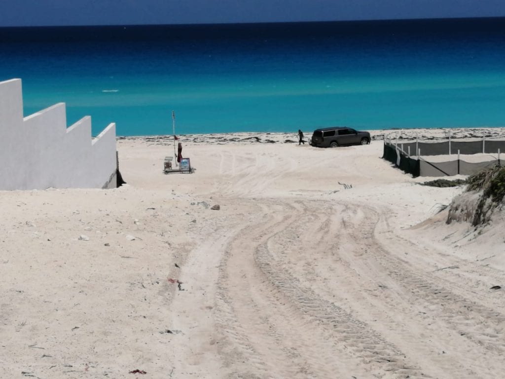 Camioneta en playa de Cancún 