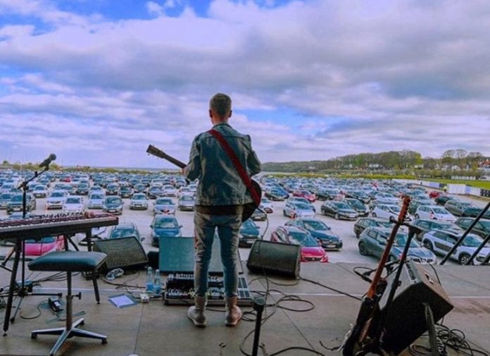 Ofrece concierto tipo autocinema por Covid-19