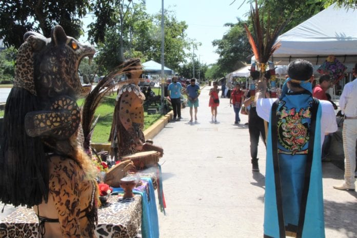 Bazaristas en Cancún esperan cambio de semáforo para volver a trabajar