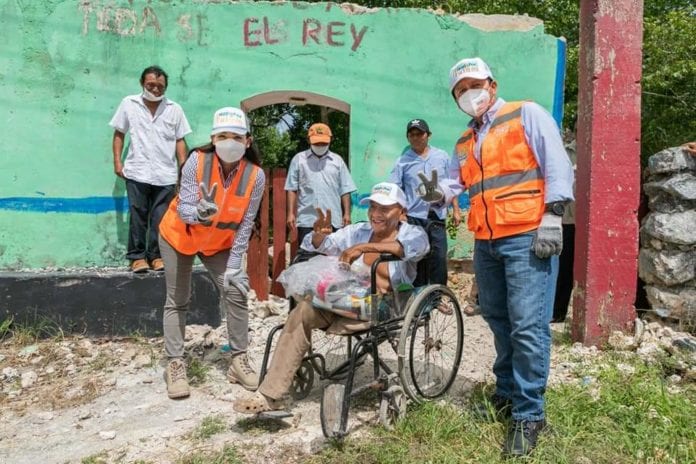 Reparten autoridades despensas en Tulum