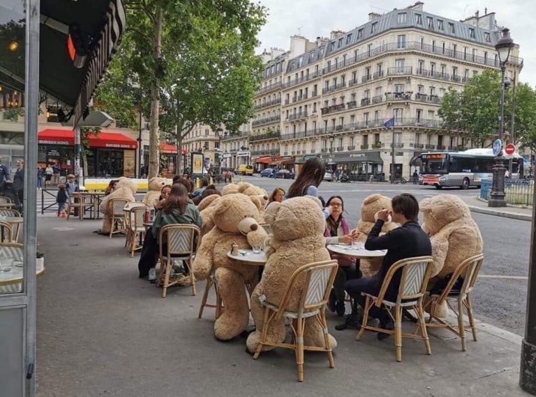 Un restaurante en París sentó osos de peluche en sus mesas