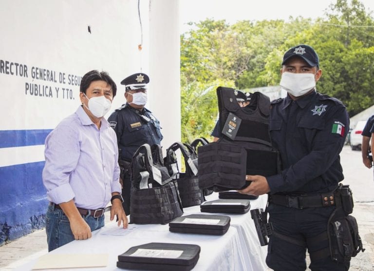 Entregan chalecos y equipo táctico a la Policía de Tulum