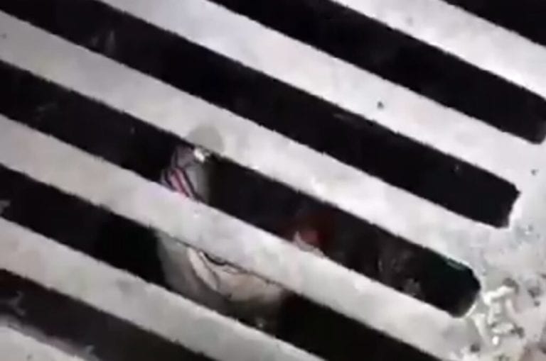 Hombres atrapados dentro de una alcantarilla denuncian ser arrojados intencionalmente