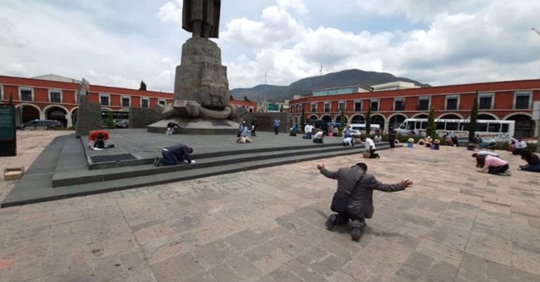 Rezan en plaza de Pachuca para que termine el coronavirus