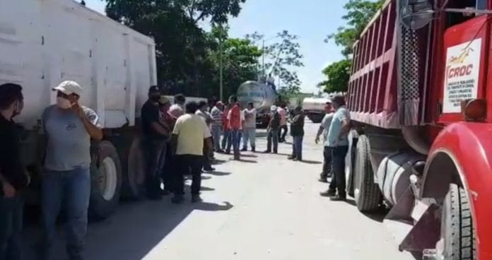Un grupo de volqueteros, de la CNC y de la Untrac, se manifestaron hoy en al avenida 30, para exigir la actuación de la autoridad en contra de operadores de otras unidades,