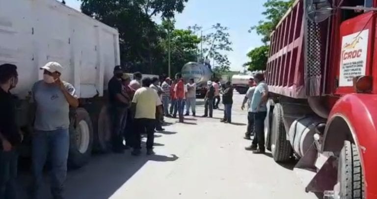 Un grupo de volqueteros, de la CNC y de la Untrac, se manifestaron hoy en al avenida 30, para exigir la actuación de la autoridad en contra de operadores de otras unidades,