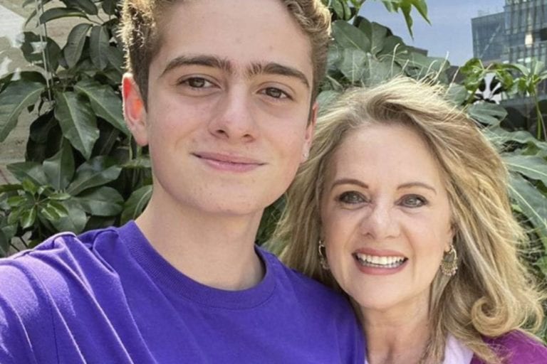 Merezco felicitarme: Érika Buenfil se pinta bigote para celebrar el Día del Padre