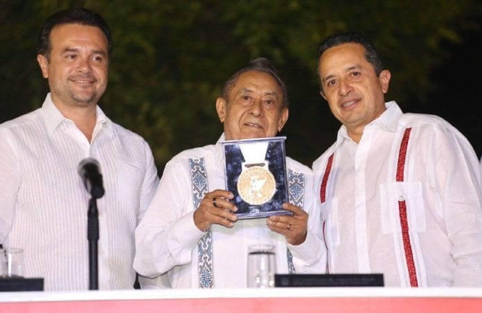La mañana de hoy lunes falleció el cronista de la ciudad de Cozumel, don Velio Vivas Valdés, quien en noviembre pasado fue reconocido por el Gobierno del Estado debido al trabajo histórico y literario para Quintana Roo.