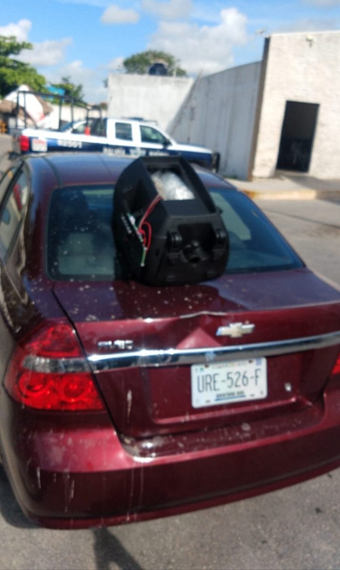 Tal y como ocurrió a finales del mes pasado, cerca de un kilo de hierba verde con las características de la marihuana fue encontrada dentro de una bocina