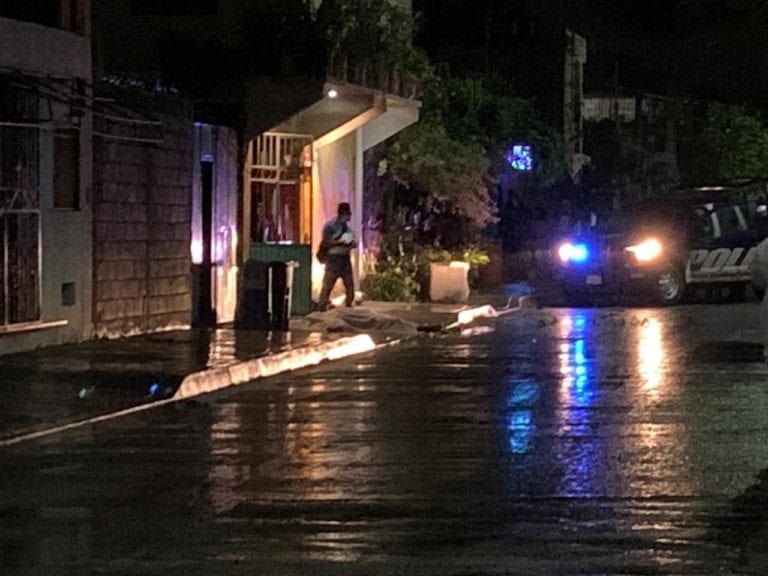 Disparan contra sujeto, queda herido y regresan a rematarlo en Villas del Sol