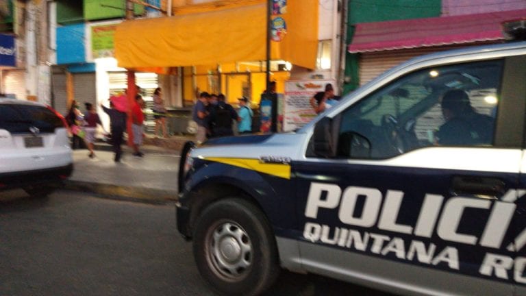Balean a dos en restaurante “El Poblano” de Cancún