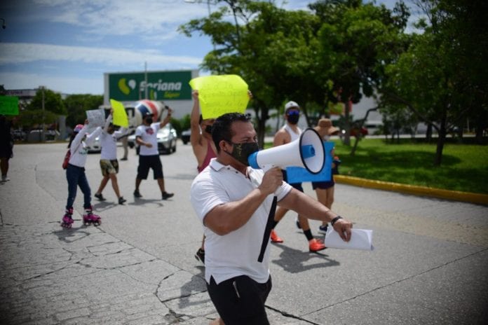 Marchan dueños de gimnasios en Cancún