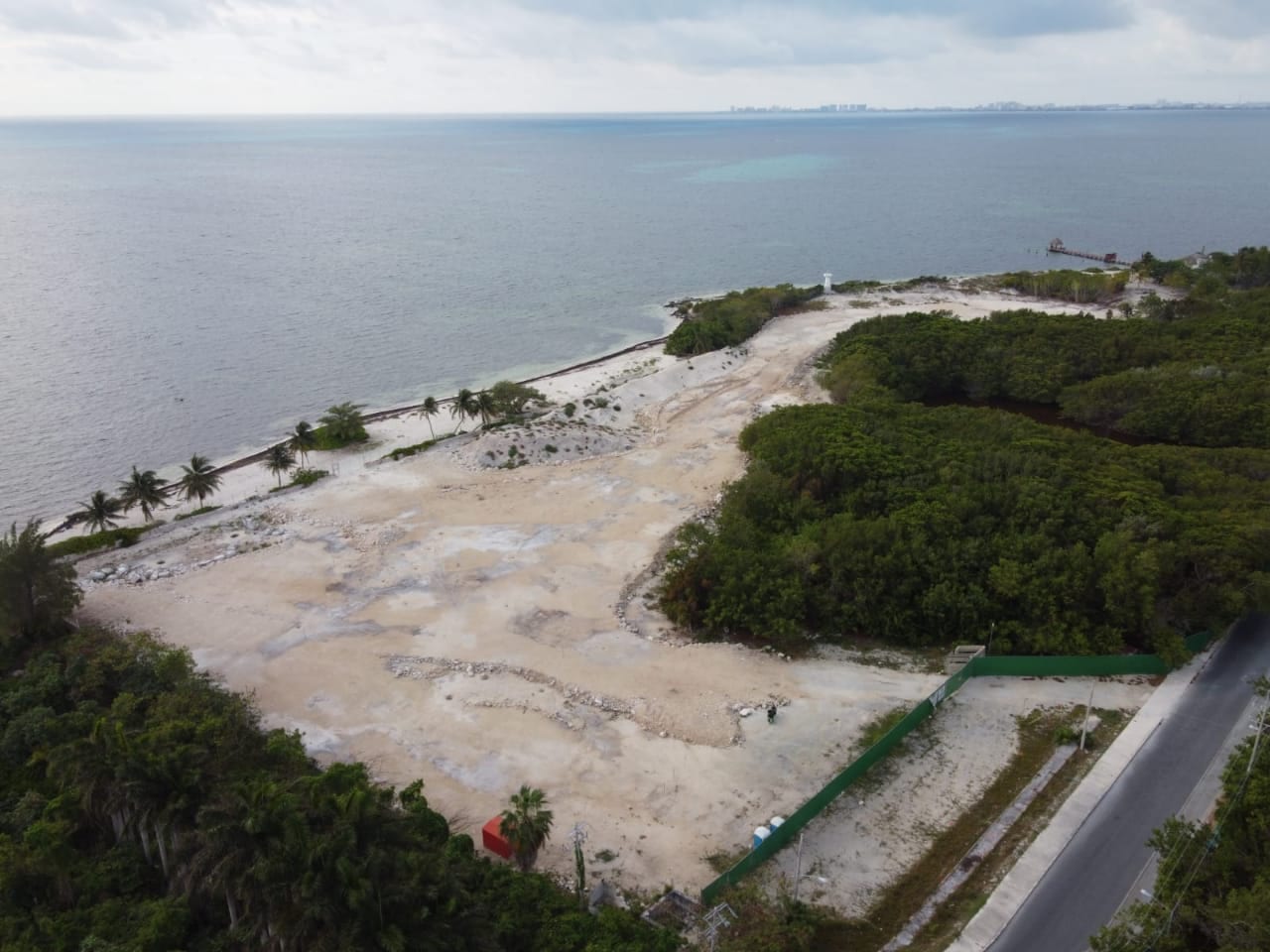 Denuncian devastación de mangle junto a El Meco en Cancún