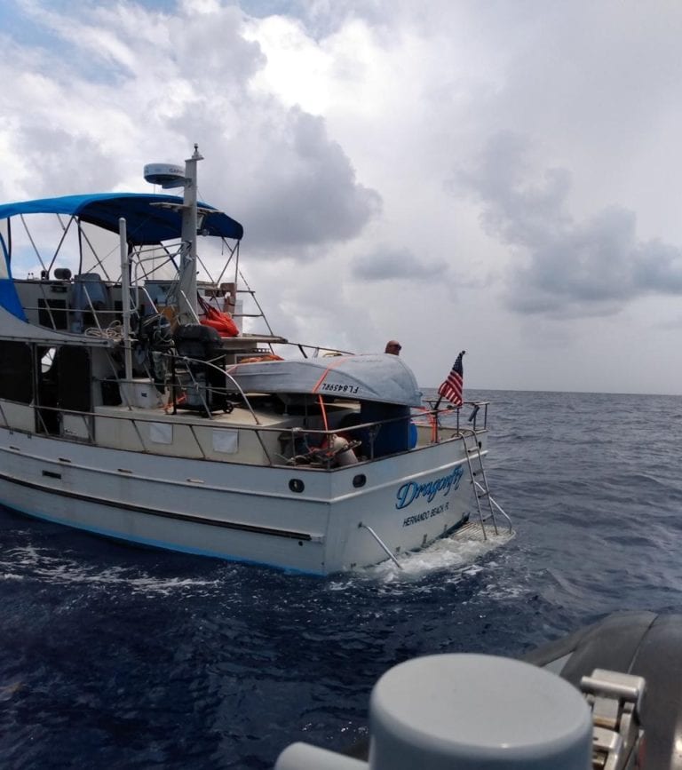 Rescatan a tres extranjeros de yate que quedó a la deriva