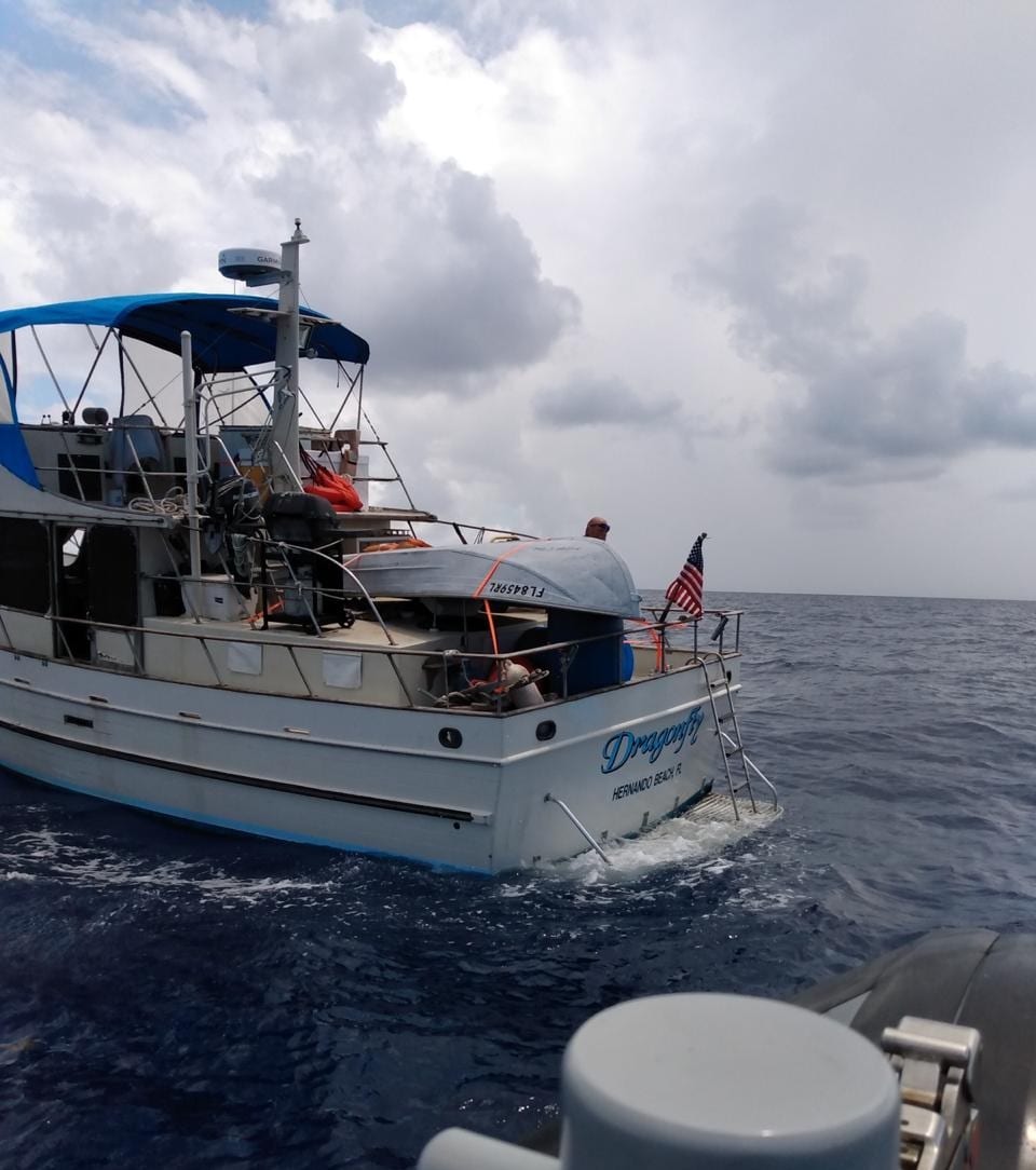 Rescatan a tres extranjeros de yate que quedó a la deriva